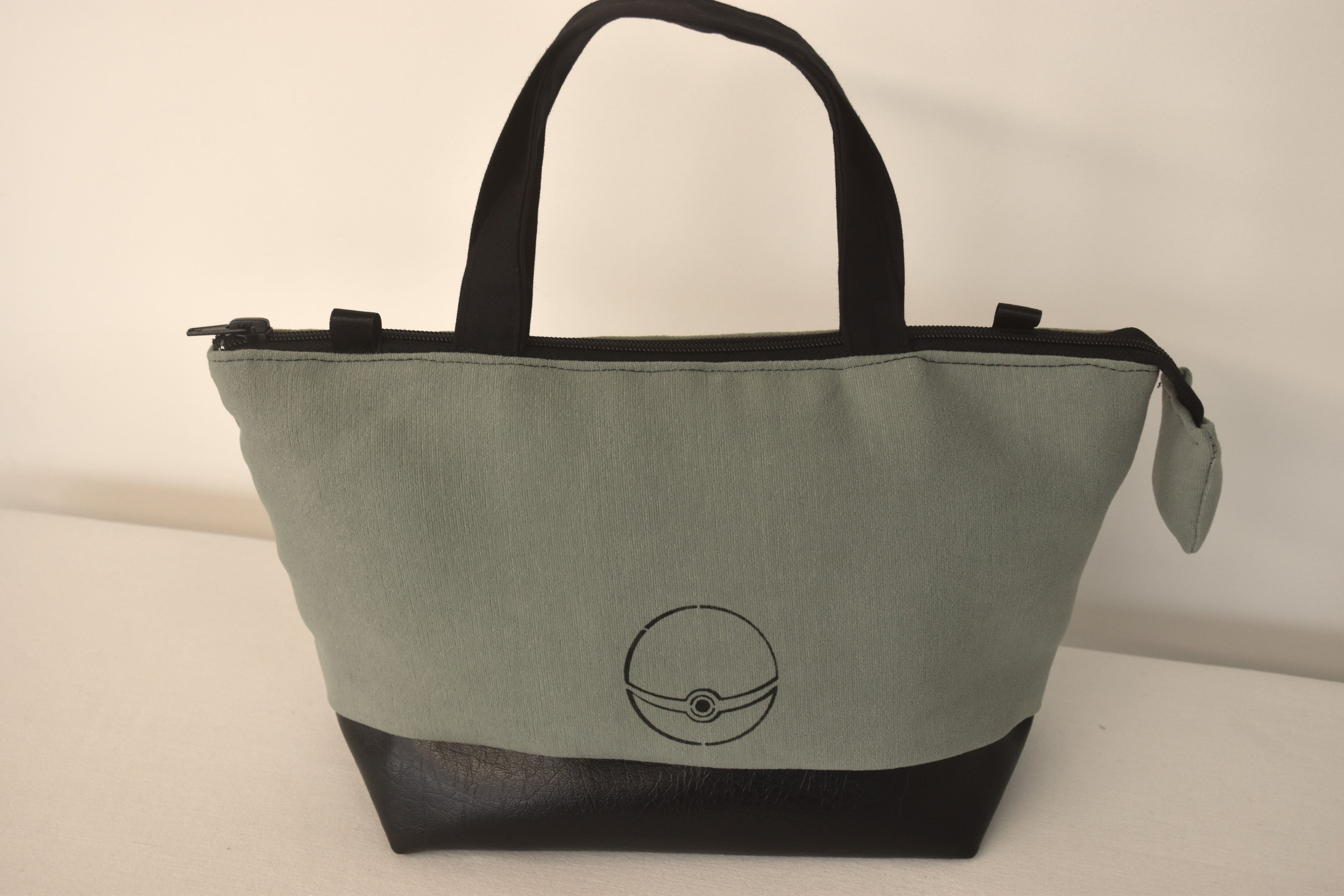 Sac Vanity dessin inspiré du duo Evoli et Muy  vert clair