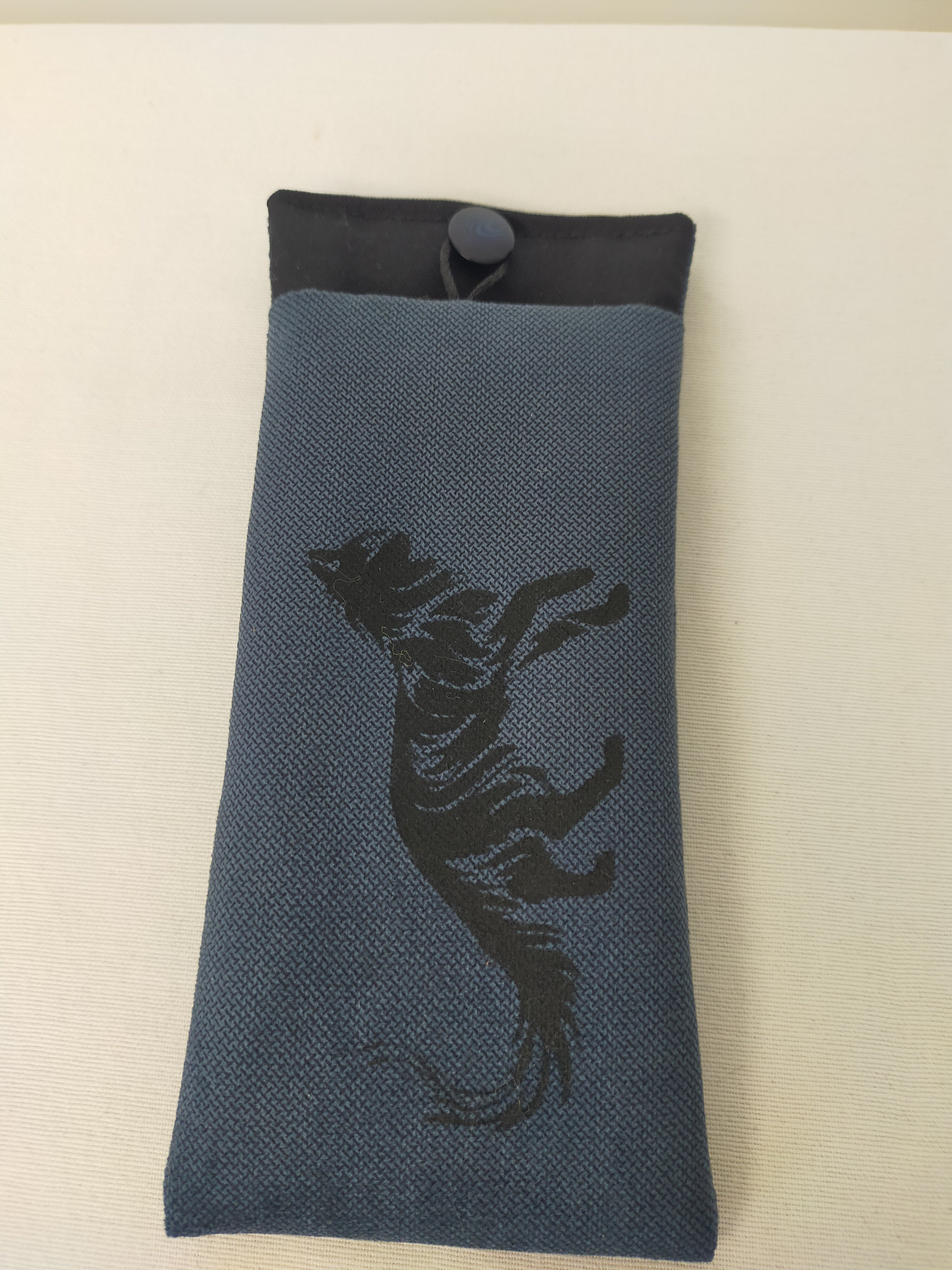 Pochette à lunette Lucifer le chat bleu nuit